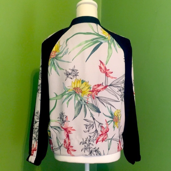 ZARA  long sleeved front zipper jacket in floral design and black accents - Picture 3 of 8